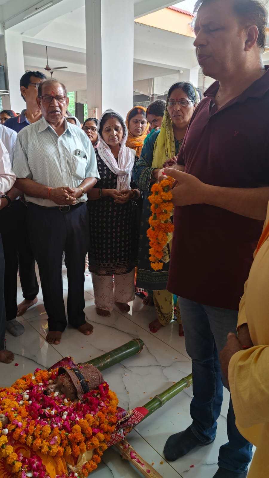 नम आंखों के से रायबरेली  जिला समन्वयक वी0बी0 सिंह को दी अंतिम विदाई